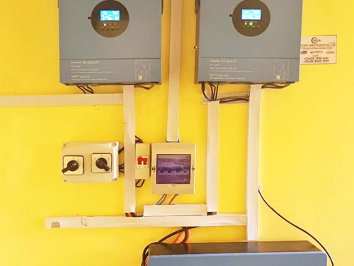 Dva invertory 5kW mimo síť + 10kWh lithiové baterie staví vysoce účinný systém mimo síť pro domácnost